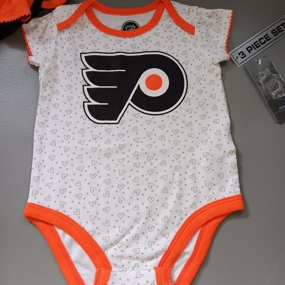 NWT INFANT NHL PHILADELPHIA FLYERS 3 PIECE ONSIE SET INFANT SZ 12 MONTHS - Picture 3 of 4